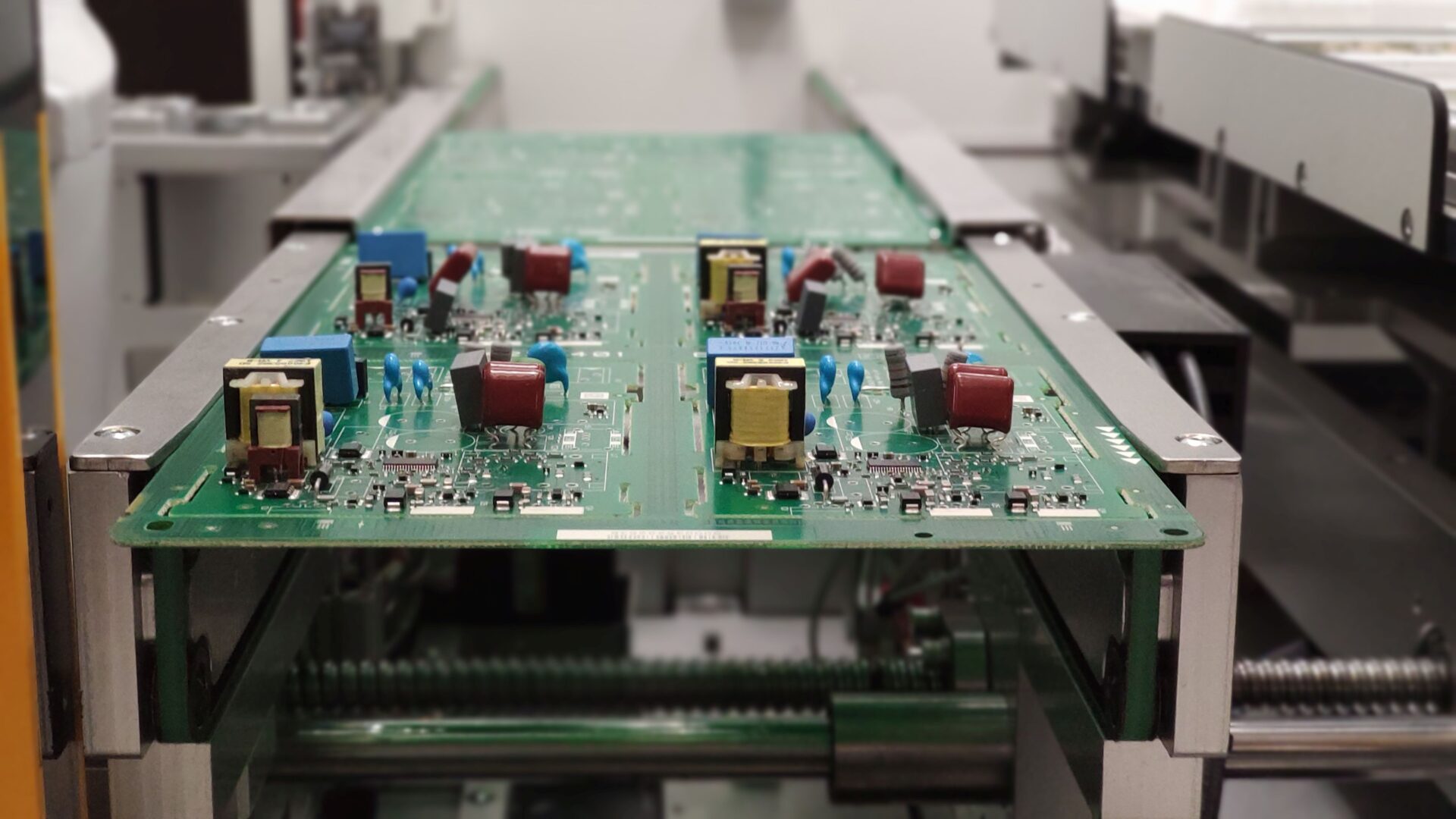 Montaż PCB – rozwiązanie do automatyzacji montażu komponentów THT
