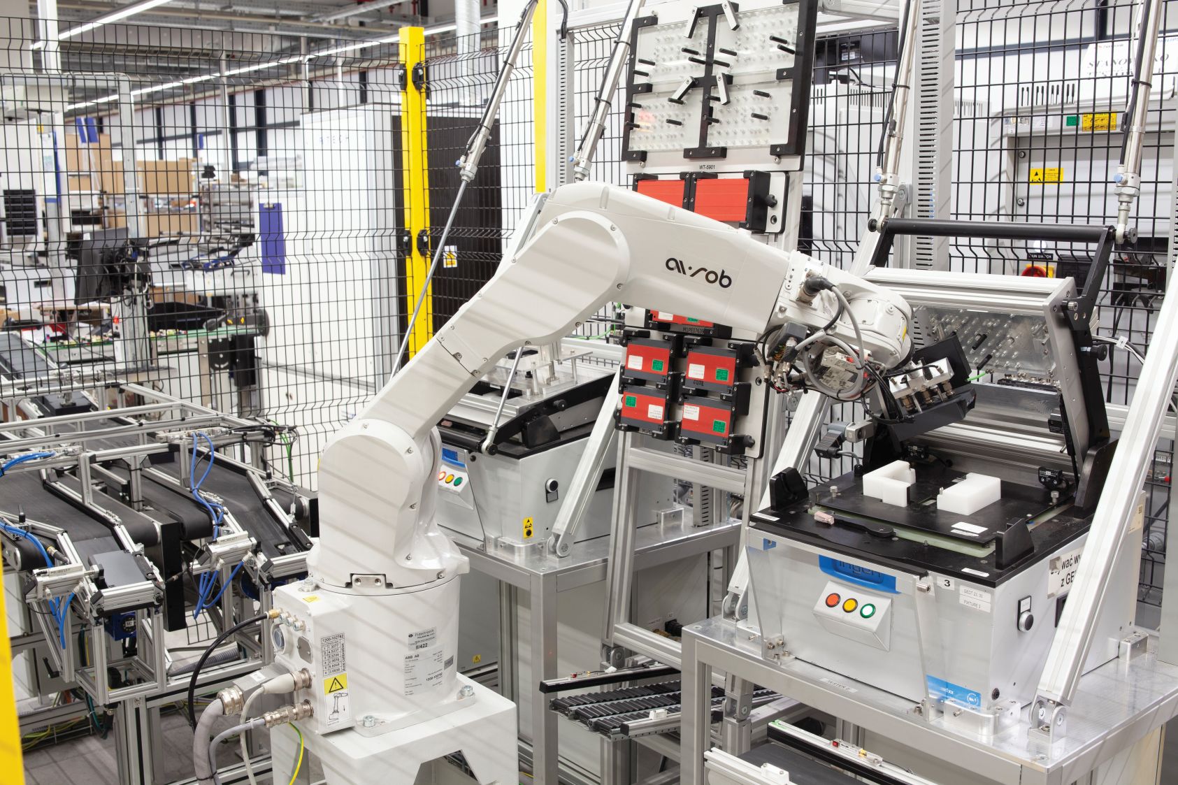Robotyzacja pracy – jakie czynności mogą zostać zastąpione przez roboty?